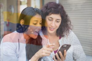 mujeres venezolanas consultando bonos